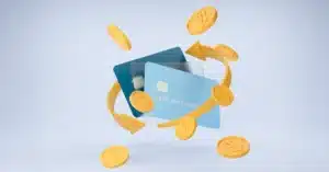 Mão segurando cartão de crédito com símbolos de cashback, representando economia.