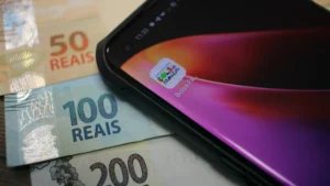 Família recebendo o benefício do Bolsa Família em frente à sua casa.