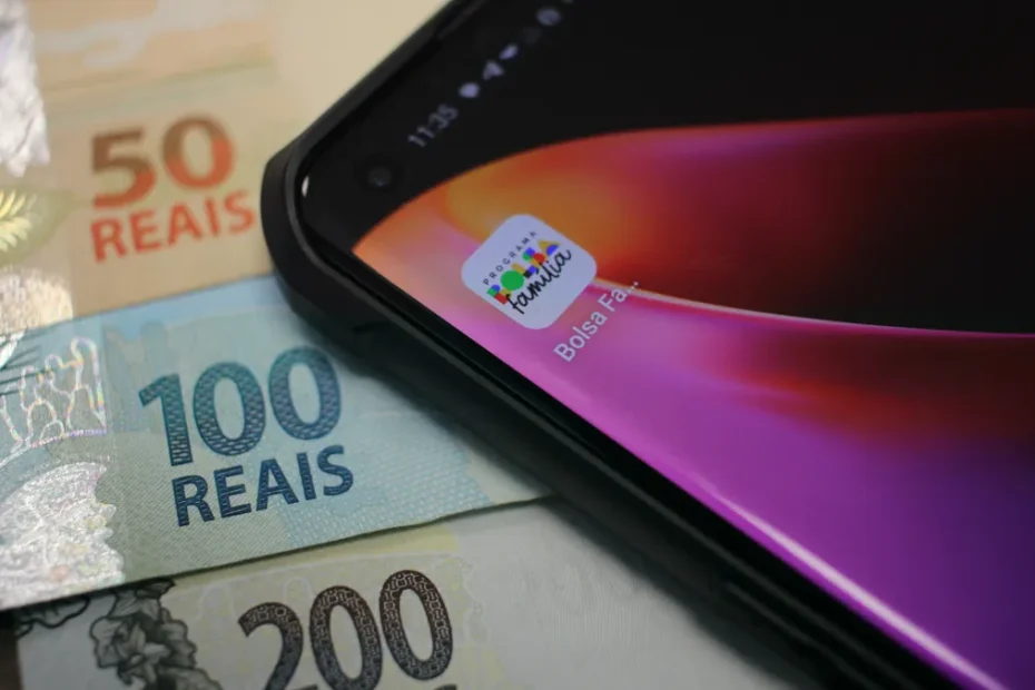 Família recebendo o benefício do Bolsa Família em frente à sua casa.