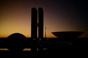 Pessoas recebendo benefícios sociais, simbolizando a garantia de pagamentos pelo governo.