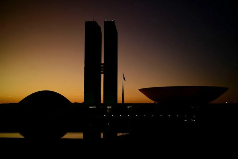 Pessoas recebendo benefícios sociais, simbolizando a garantia de pagamentos pelo governo.