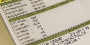 Idosa aliviada com conta de luz zerada graças à Tarifa Social