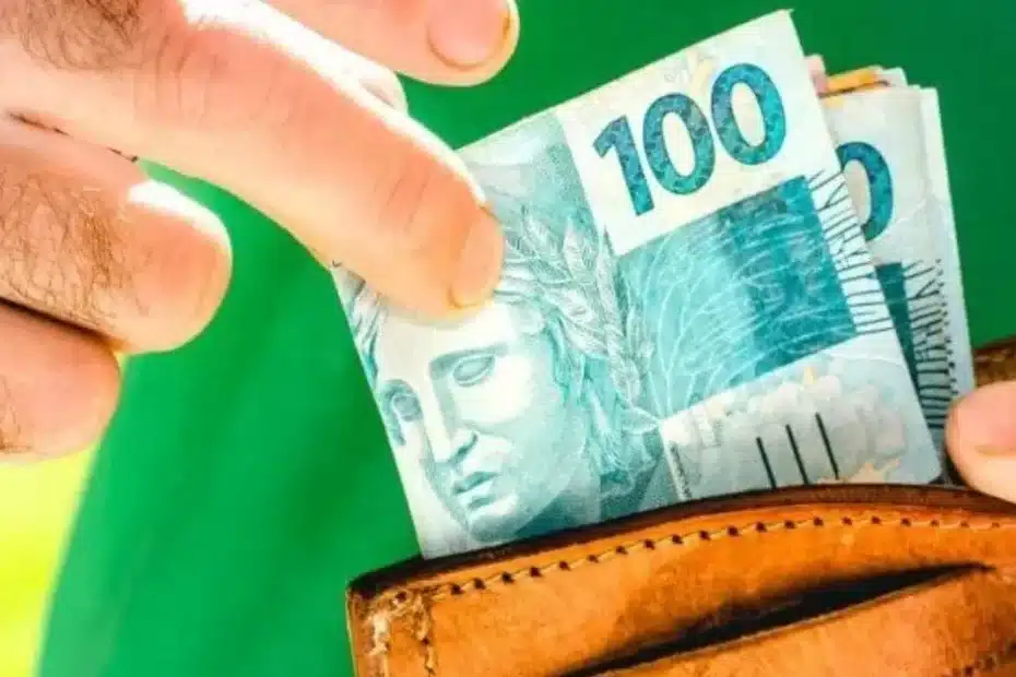 Mãos trocando dinheiro ou um cartão de benefício, com uma conta de luz ou botijão de gás ao fundo, simbolizando auxílios financeiros e sociais.