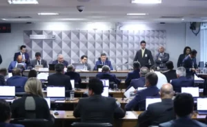 Mesa de audiência da CPMI do INSS com líderes de bancos e da Dataprev sendo ouvidos por parlamentares