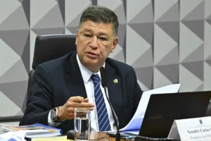 Congresso Nacional em Brasília com manifestantes cobrando respostas sobre investigações do INSS.