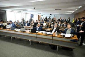 Mesa com documentos sigilosos em uma sala de audiência da CPMI do INSS