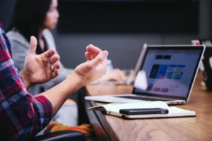 Família comemora notícia sobre incentivo financeiro para emprego formal em Criciúma.