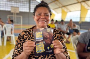 Mão segurando conta de luz amassada com carimbo de 'URGENTE'