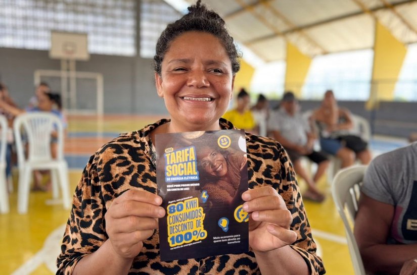 Mão segurando conta de luz amassada com carimbo de 'URGENTE'