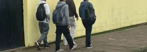 Estudantes comemoram recebimento do dinheiro do Pé-de-Meia em seus celulares