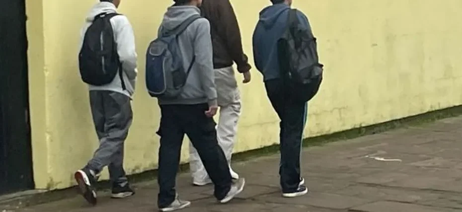 Estudantes comemoram recebimento do dinheiro do Pé-de-Meia em seus celulares