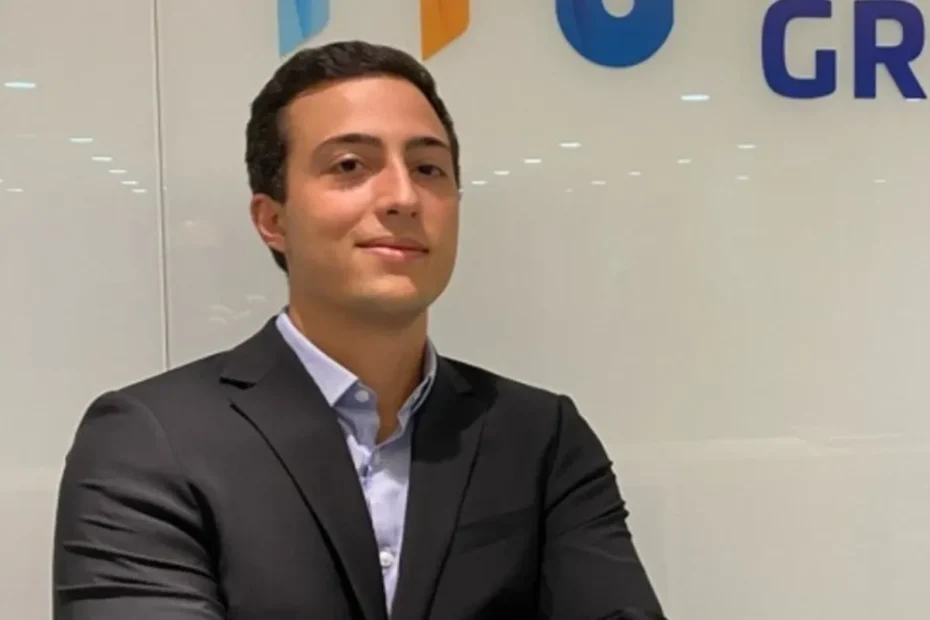 Empresário em sala de audiências sob investigação financeira.