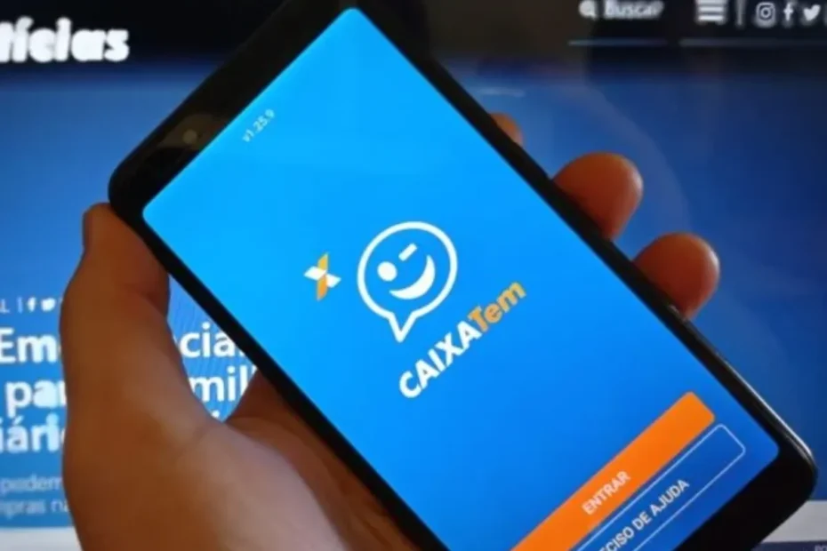 Estudante sorrindo com celular exibindo o aplicativo Caixa Tem