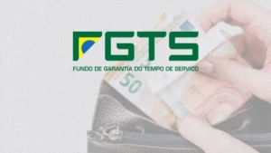 Trabalhador consulta informações sobre saque de FGTS no celular