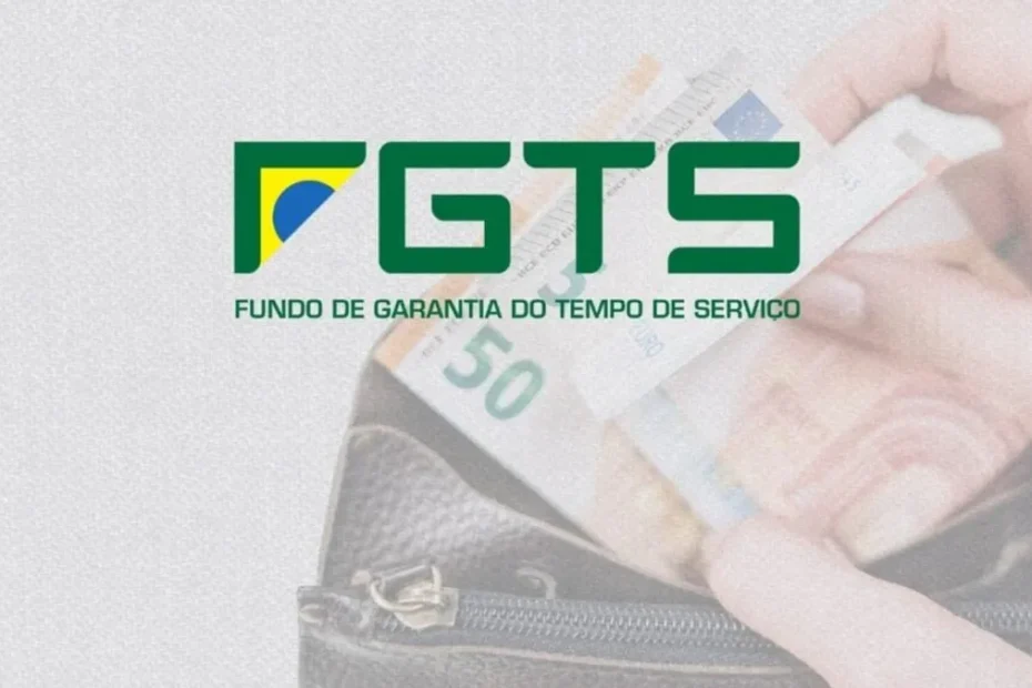 Trabalhador consulta informações sobre saque de FGTS no celular