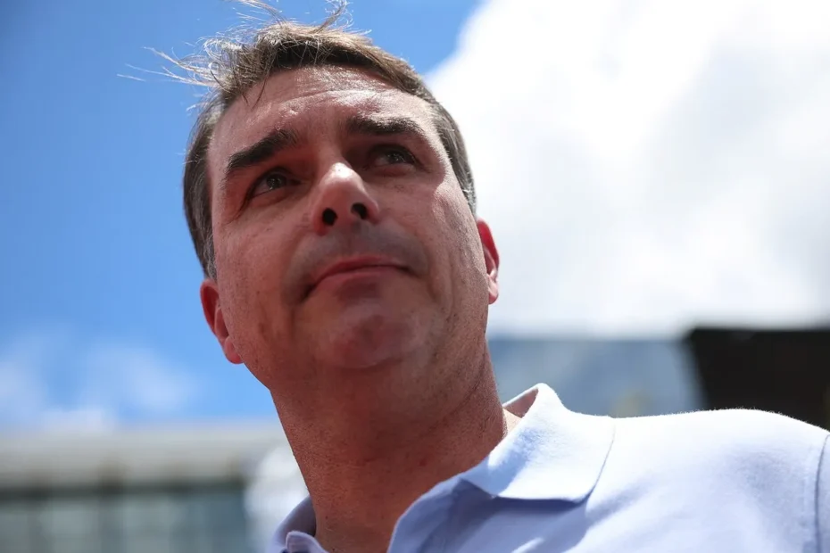 Mesa de escritório com documentos sobre propostas de governo