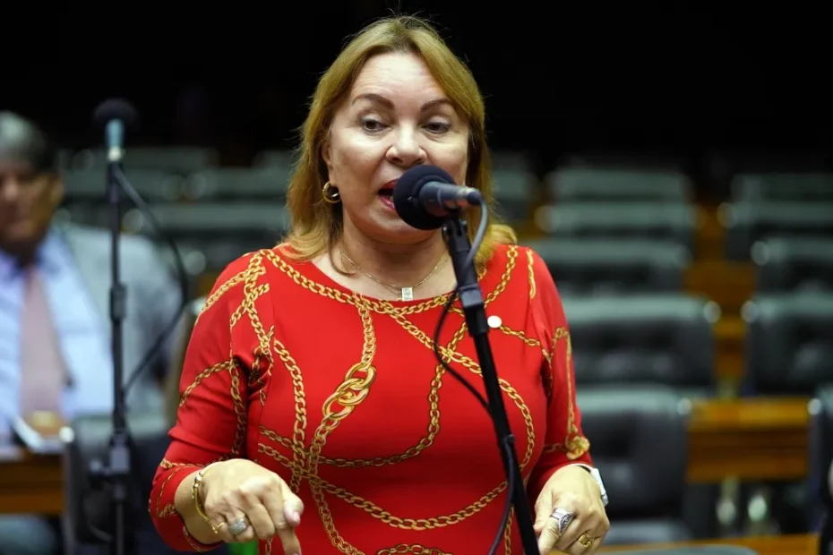 Tornozeleira eletrônica no tornozelo de uma pessoa em ambiente que sugere contexto de investigação política.