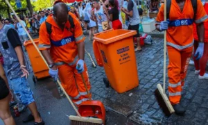 Gari varrendo a rua ao amanhecer com nova regra salarial