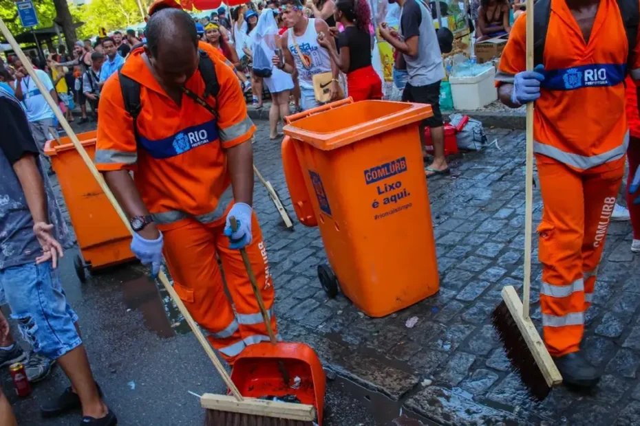 Gari varrendo a rua ao amanhecer com nova regra salarial