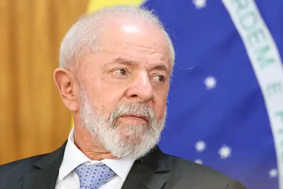 Mulher sorri ao receber botijão de gás de cozinha gratuito