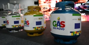 Família piauiense recebendo botijão de gás do programa Gás do Povo