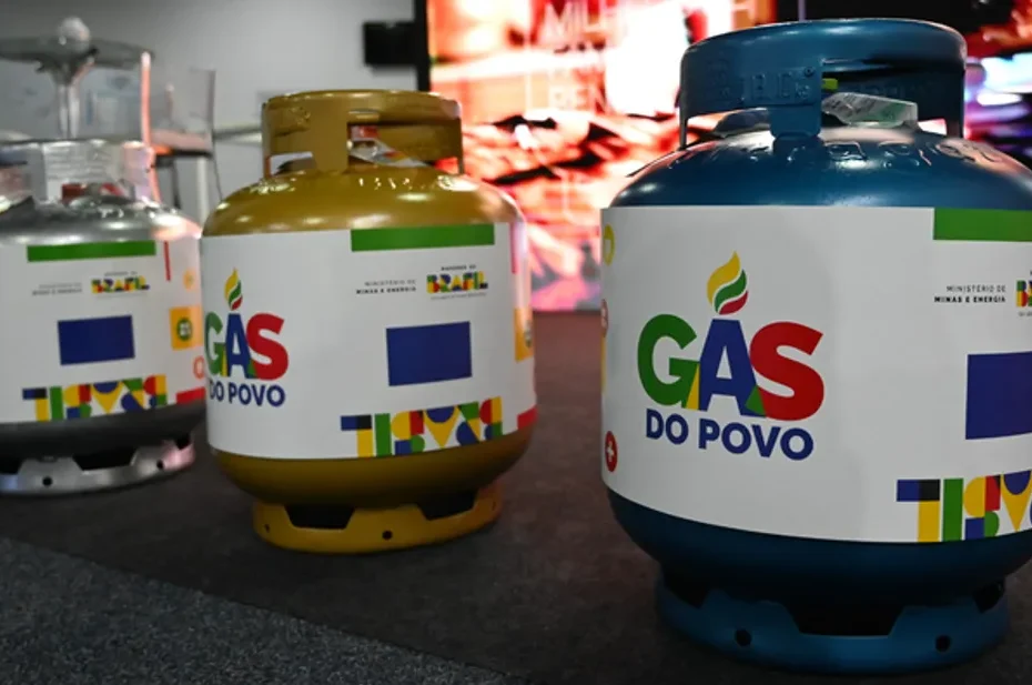 Família piauiense recebendo botijão de gás do programa Gás do Povo