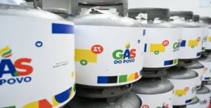 Família baiana recebendo um botijão de gás gratuito do programa Gás do Povo
