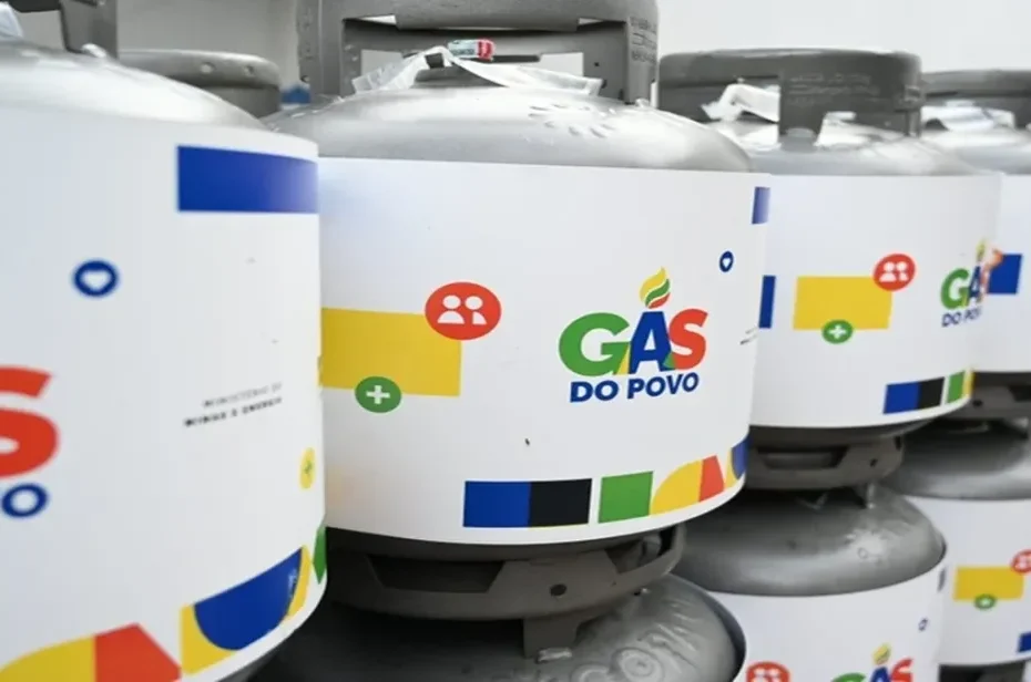 Família baiana recebendo um botijão de gás gratuito do programa Gás do Povo