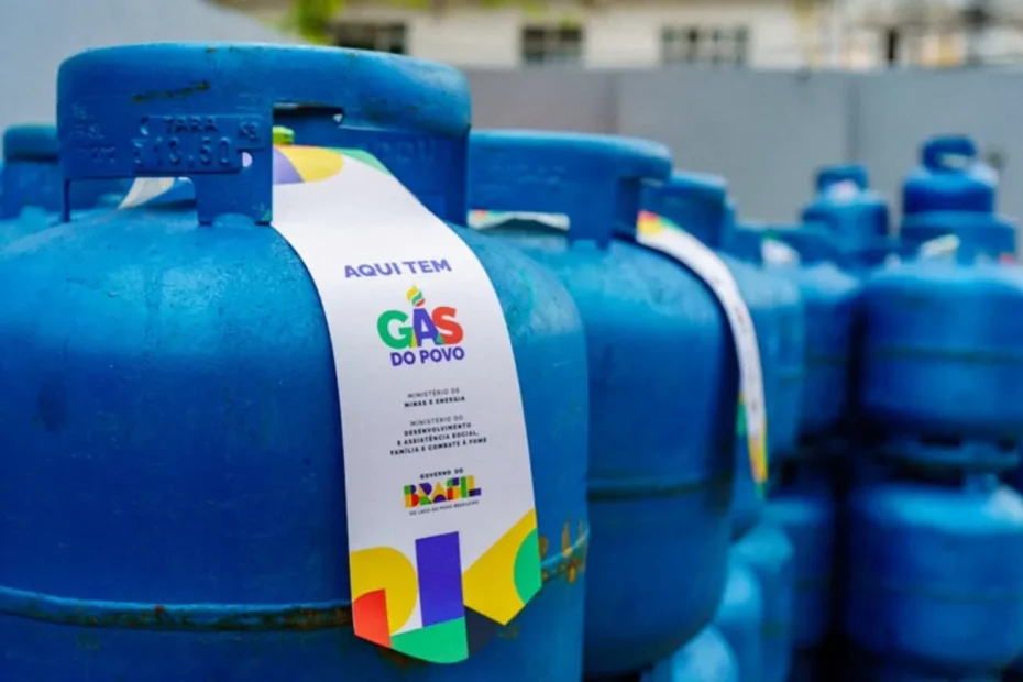 Família recebendo botijão de gás gratuito através do programa Gás do Povo