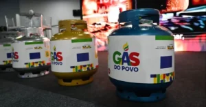Senhora recebe botijão de gás gratuito do programa Gás do Povo
