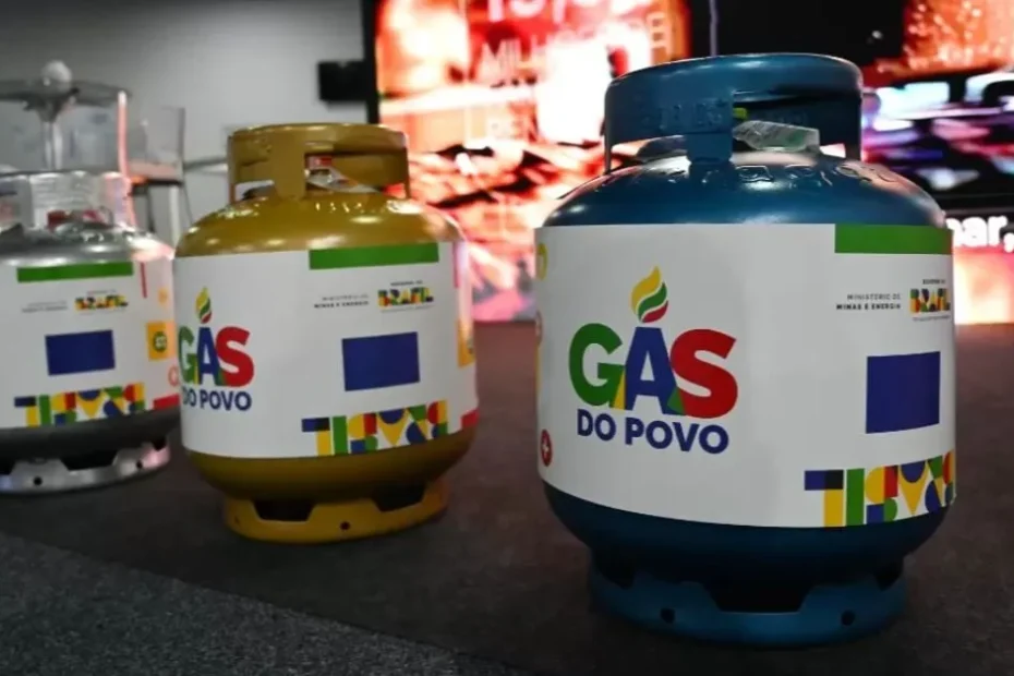 Senhora recebe botijão de gás gratuito do programa Gás do Povo