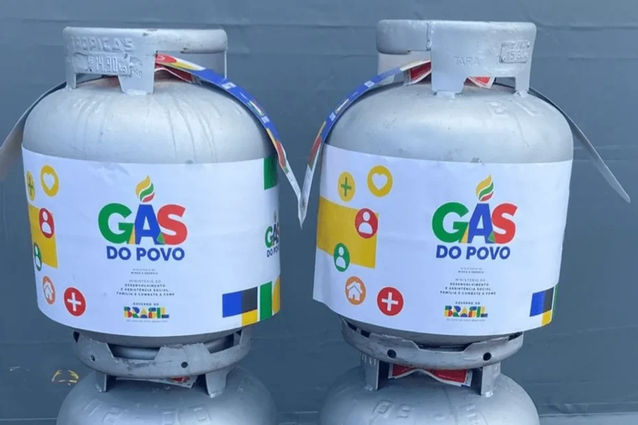 Mulher sorri ao receber botijão de gás através do programa Gás do Povo