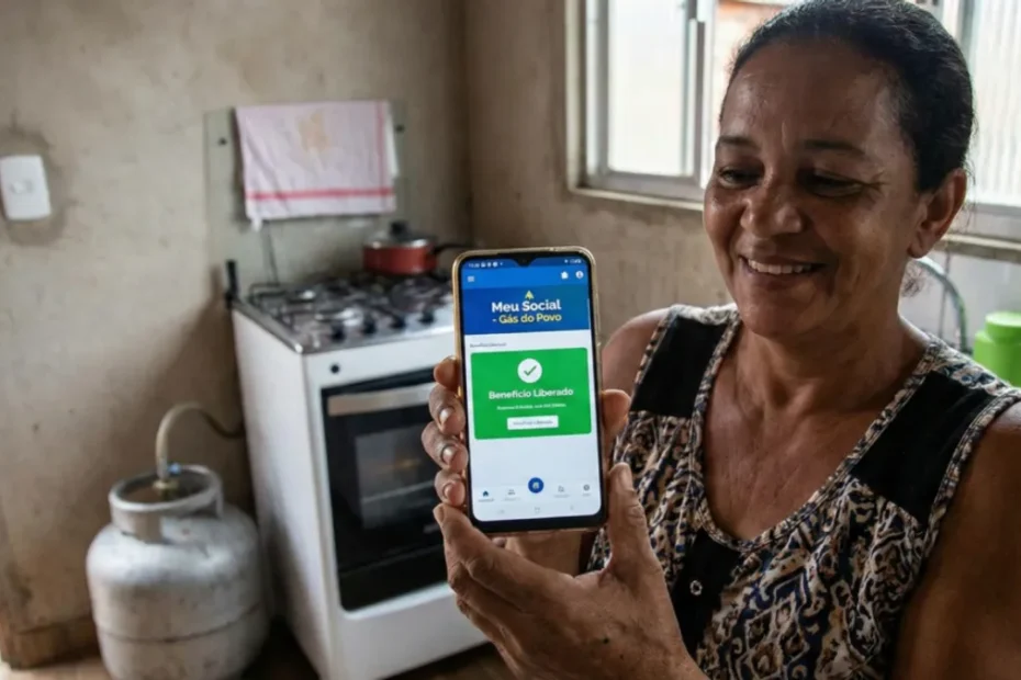 Mulher de baixa renda recebe botijão de gás gratuito do programa Gás do Povo.