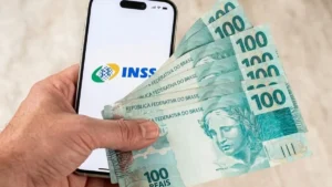 Casal de idosos feliz ao ver o 13º salário do INSS antecipado.