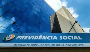 Aposentados e pensionistas do INSS felizes com a possibilidade de antecipação do 13º salário.