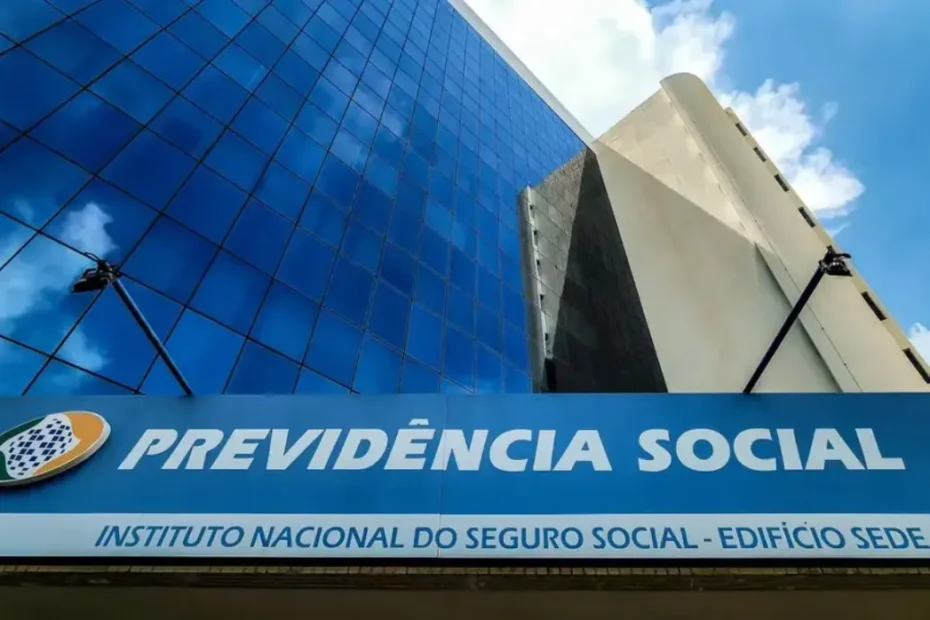 Aposentados e pensionistas do INSS felizes com a possibilidade de antecipação do 13º salário.