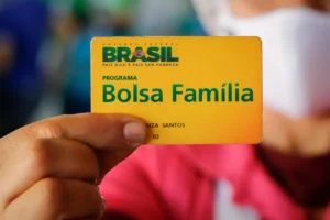Funcionária do governo atende beneficiária em centro de assistência social.