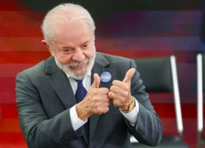Mulher recebendo botijão de gás gratuito do programa Gás do Povo
