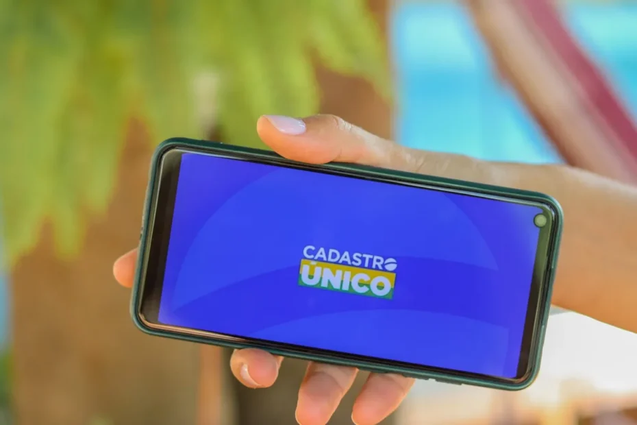 Beneficiária do Bolsa Família olhando extrato de benefício com preocupação.