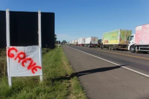 Caminhoneiros em protesto em um posto de gasolina durante ameaça de greve.