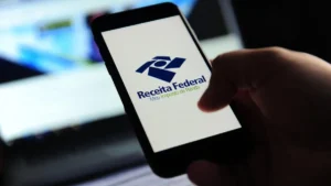 Pessoa analisando documentos do Imposto de Renda 2026.