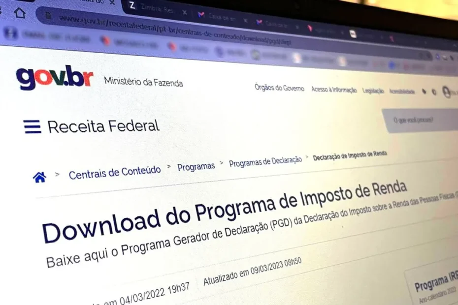 Pessoa entregando documentos em um balcão da Receita Federal para declaração de Imposto de Renda.