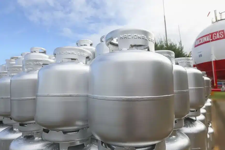 Casal olha preocupado para os preços de produtos em uma mercearia