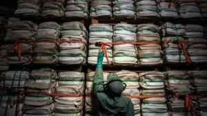 Linha de produção em fábrica de produtos químicos com foco em equipamentos