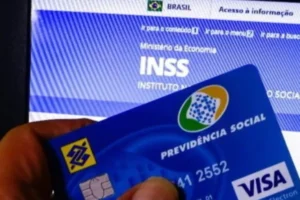 Mãos de idoso segurando cédulas de dinheiro ou documento do INSS