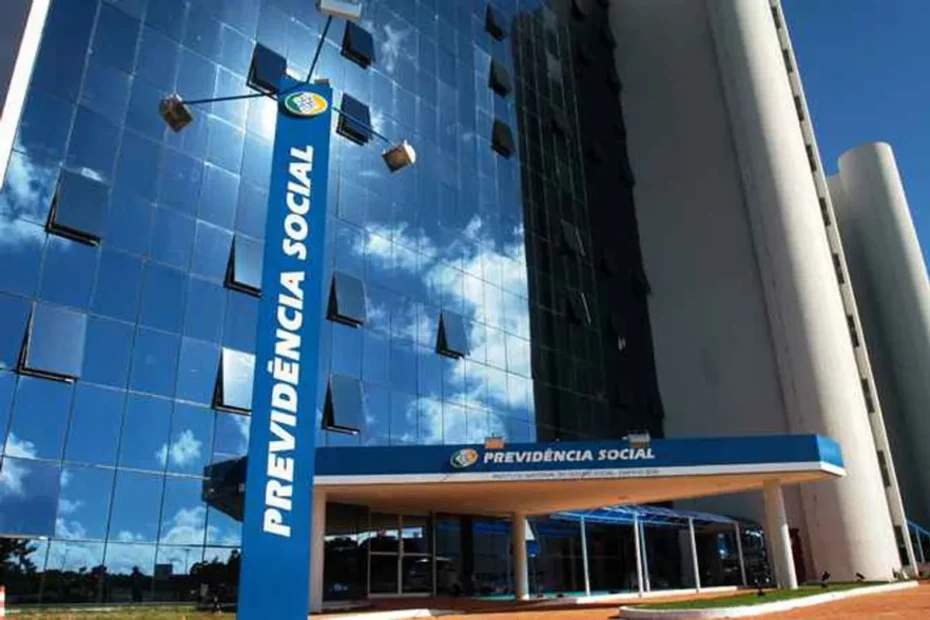 Aposentado feliz ao ver aumento em seu pagamento do INSS