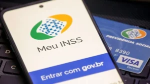 Pessoa idosa verificando extrato de pagamento do INSS no celular