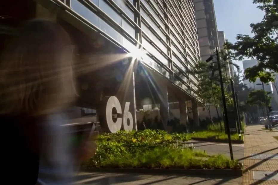 Aposentado preocupado com extrato bancário após suspensão de empréstimos consignados do INSS