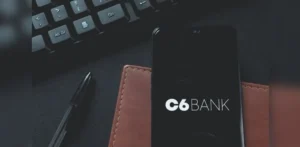Aposentado preocupado com documentos bancários e celular mostrando logo do INSS