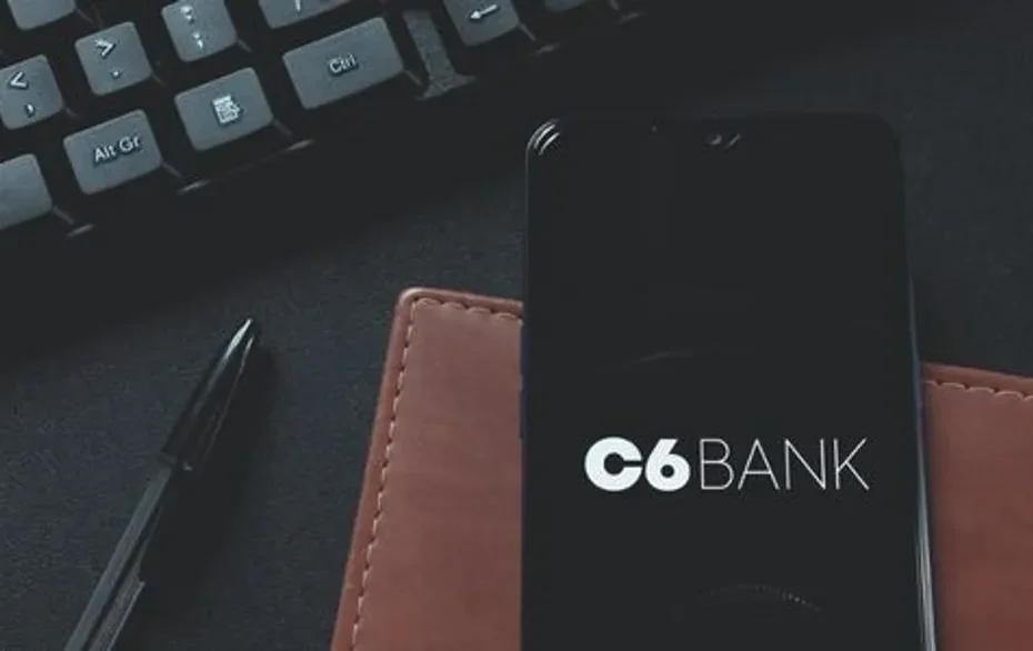 Aposentado preocupado com documentos bancários e celular mostrando logo do INSS